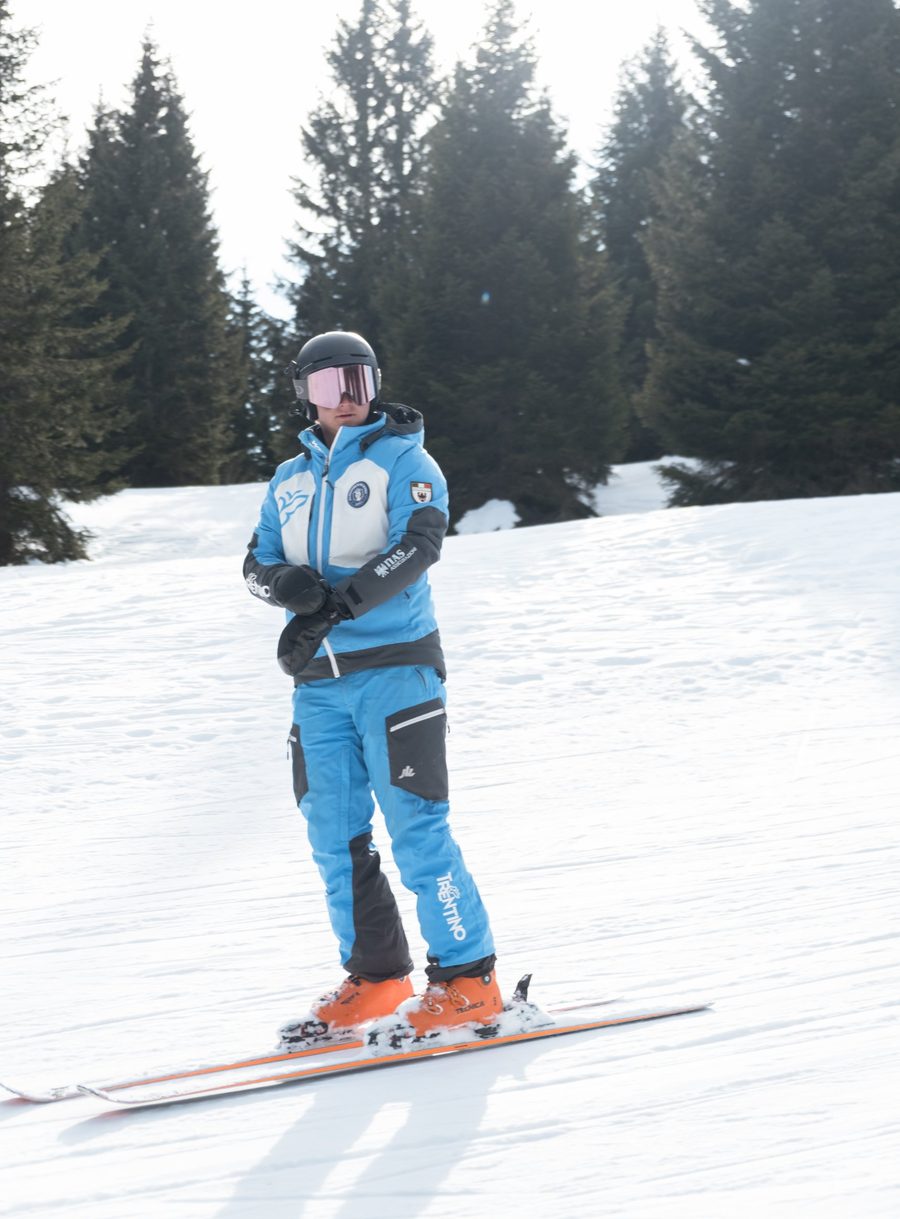Andrea Giongo, maestro di sci, sulla neve in Trentino
