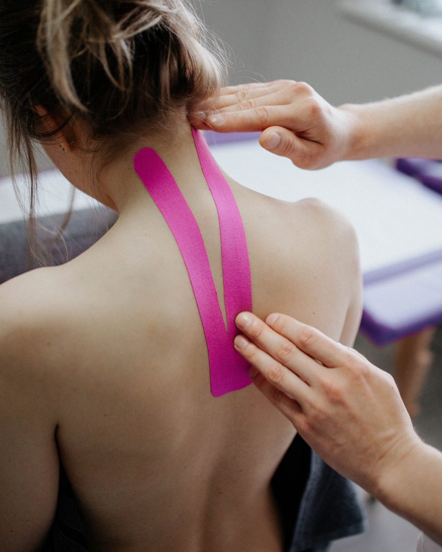 Applicazione di taping elastico sulla zona cervicale
