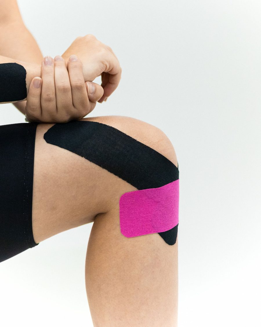 Applicazione di taping elastico sul ginocchio