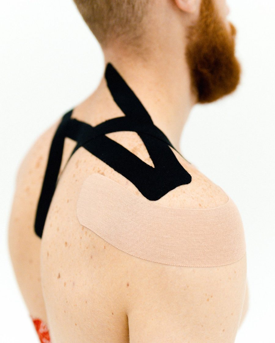 Applicazione di taping elastico sulla spalla